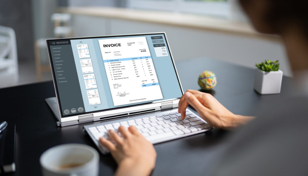 Verschillende professionele factuur templates getoond op een laptop scherm.