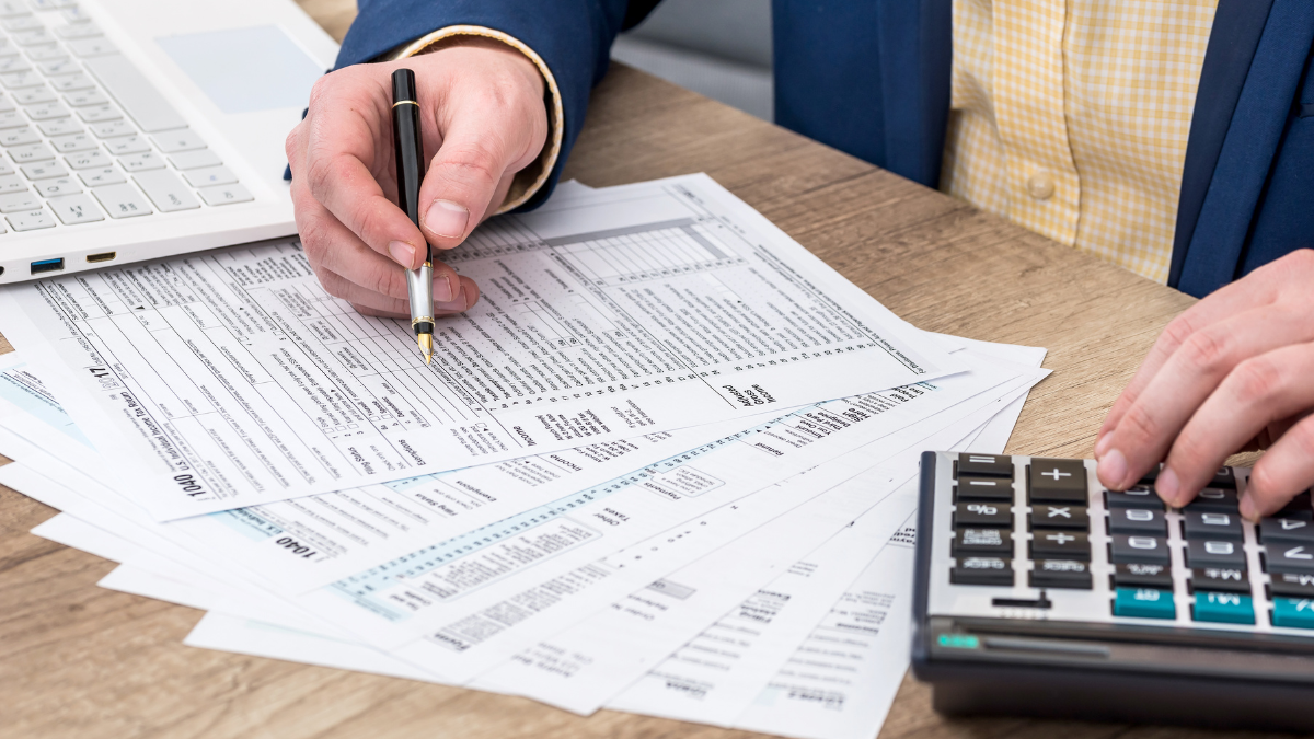 Hoeveel belasting moet een zzp'er betalen: geld apart zetten voor btw en inkomstenbelasting.