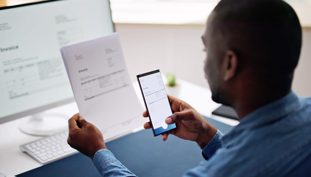 Een digitaal dashboard met grafieken en lijsten die inkomsten en factuurstatussen tonen.