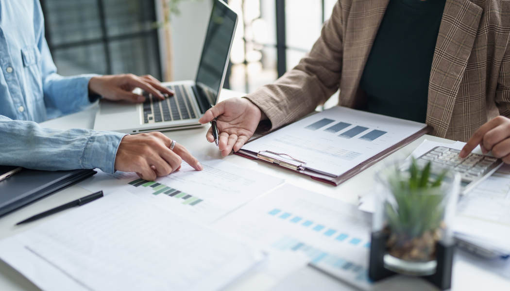 Twee documenten naast elkaar: een offerte en een factuur, met pijlen die de flow ertussen aangeven.