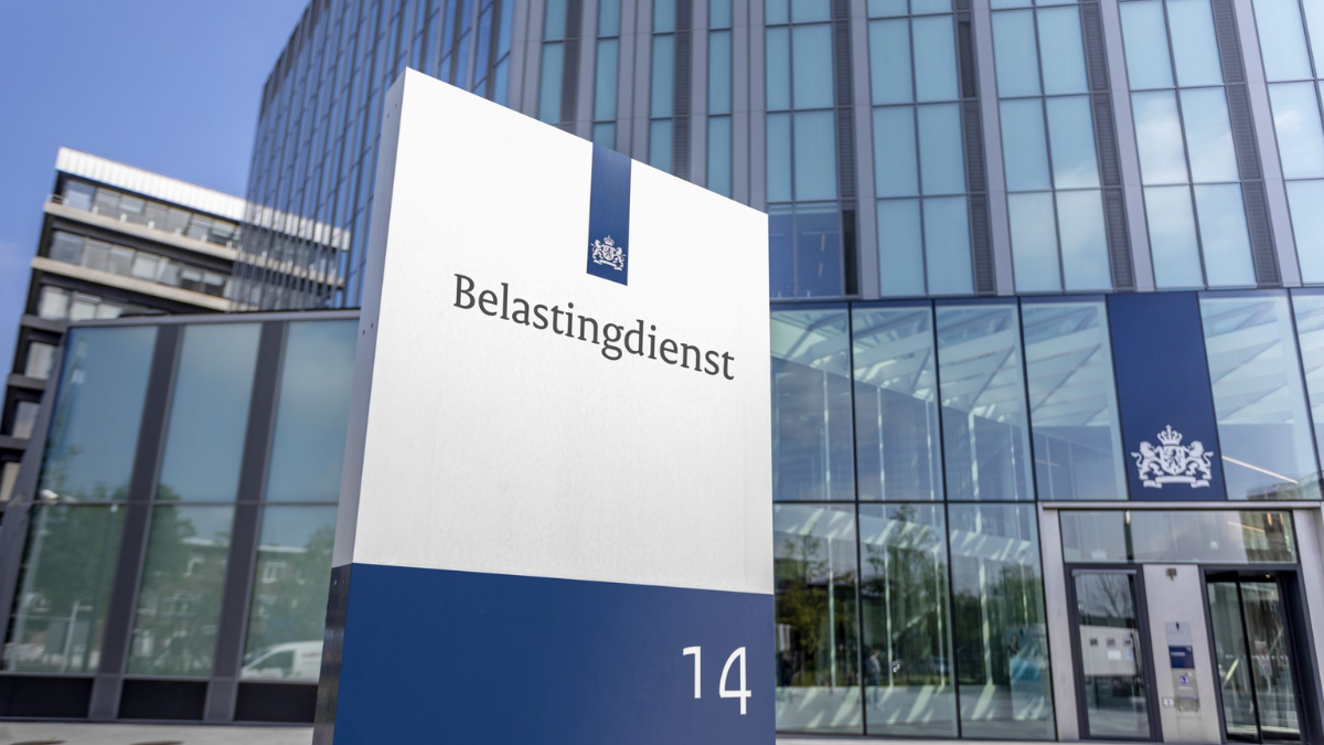 Illustratie van een te laat betaalde BTW-aangifte met een kalender en rode stempel.