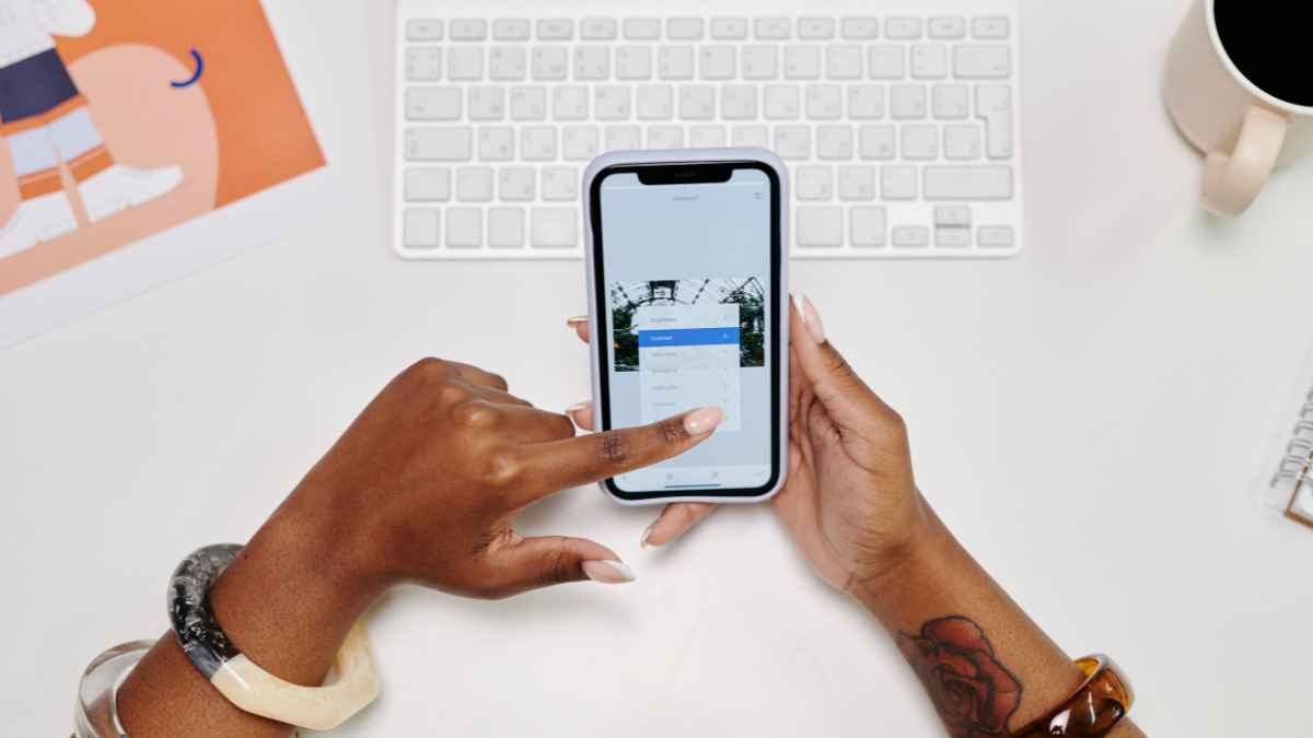 Digitale offertes versturen: ondernemer verstuurt offerte via smartphone