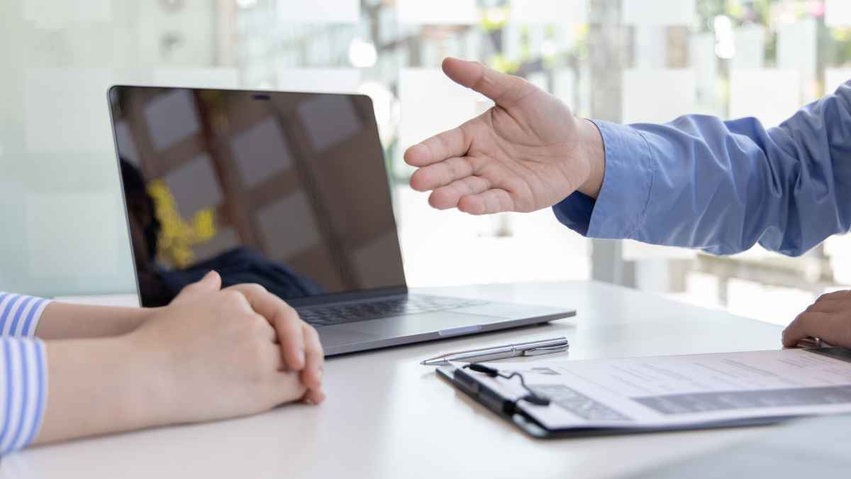 Hoe maak je een offerte: ondernemer bespreekt offerte met klant
