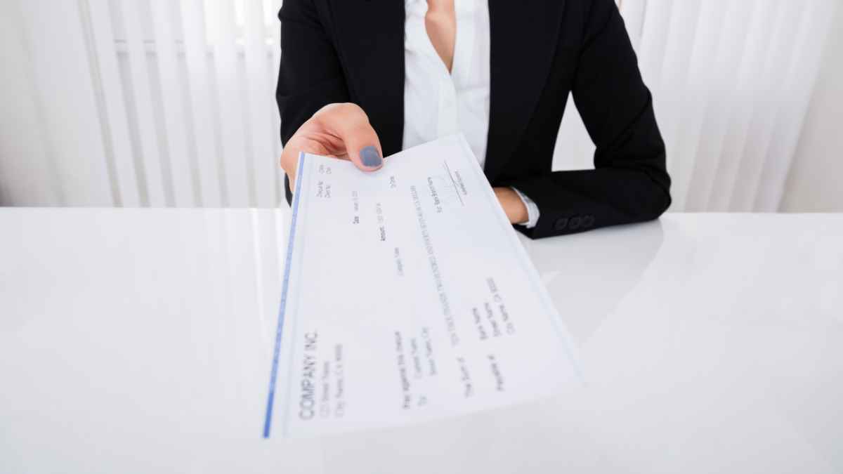 Wat moet er op een offerte staan: ondernemer overhandigt offerte aan klant
