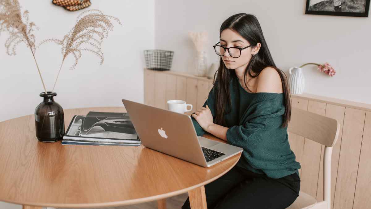Geldigheid van een offerte: ondernemer werkt aan professionele offerte