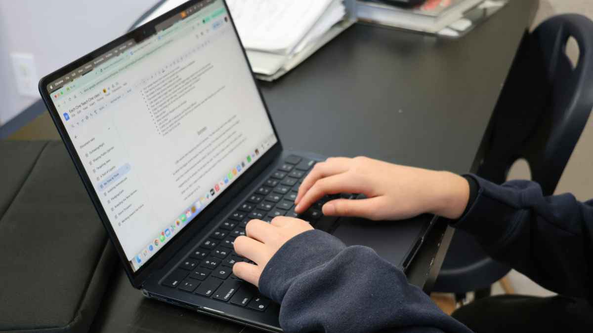 Offerte aanpassen: ondernemer wijzigt offerte op laptop
