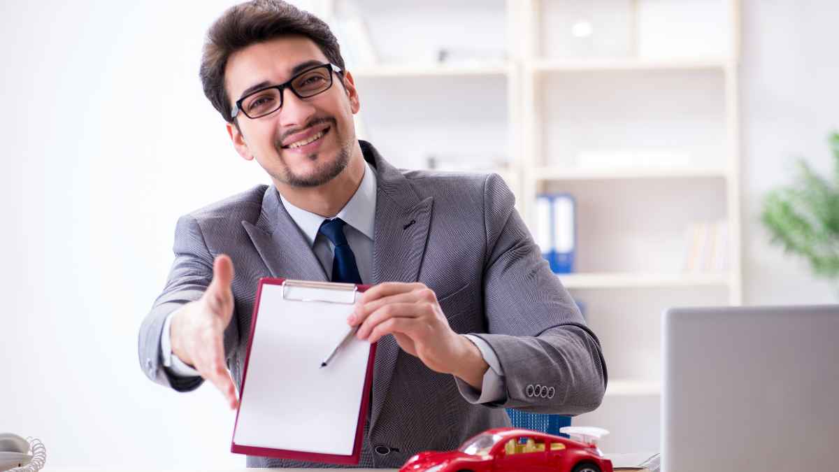 Offerte maken in PDF: ondernemer toont professionele offerte aan klant