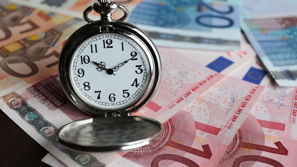 Welk uurtarief moet ik rekenen: zakhorloge op eurobiljetten