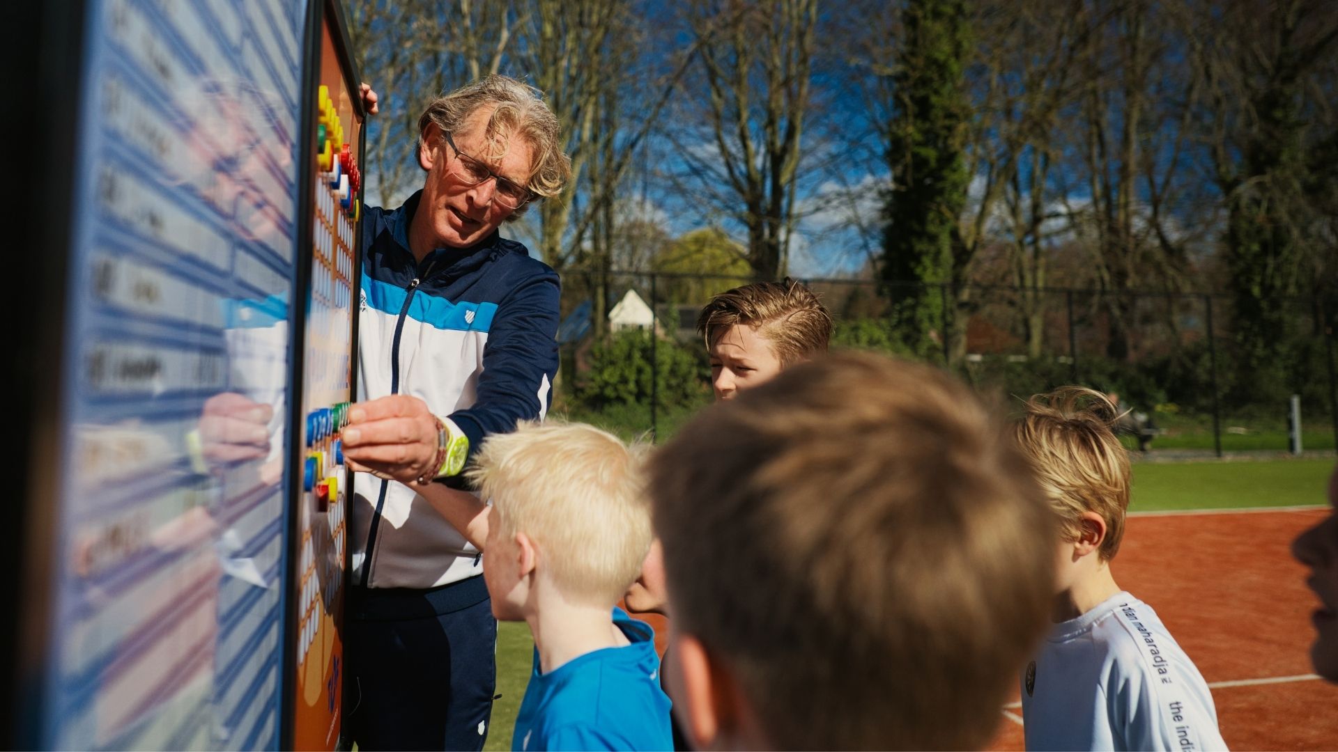 Trainer en jeugd met het TOF bord — Powered by KNLTB